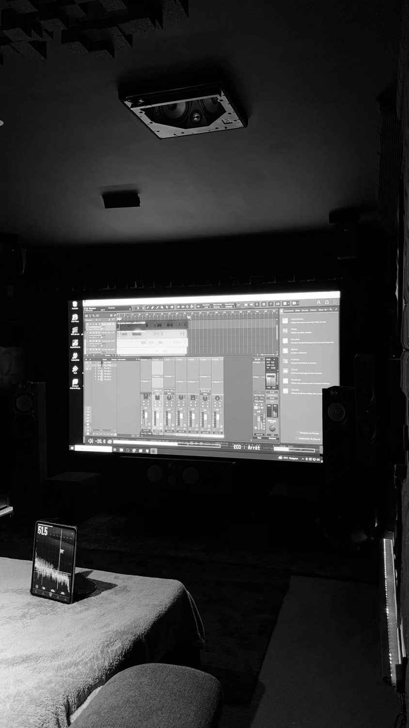 Session de mix immersif Dolby Atmos — enceinte de plafond et écran de mixage