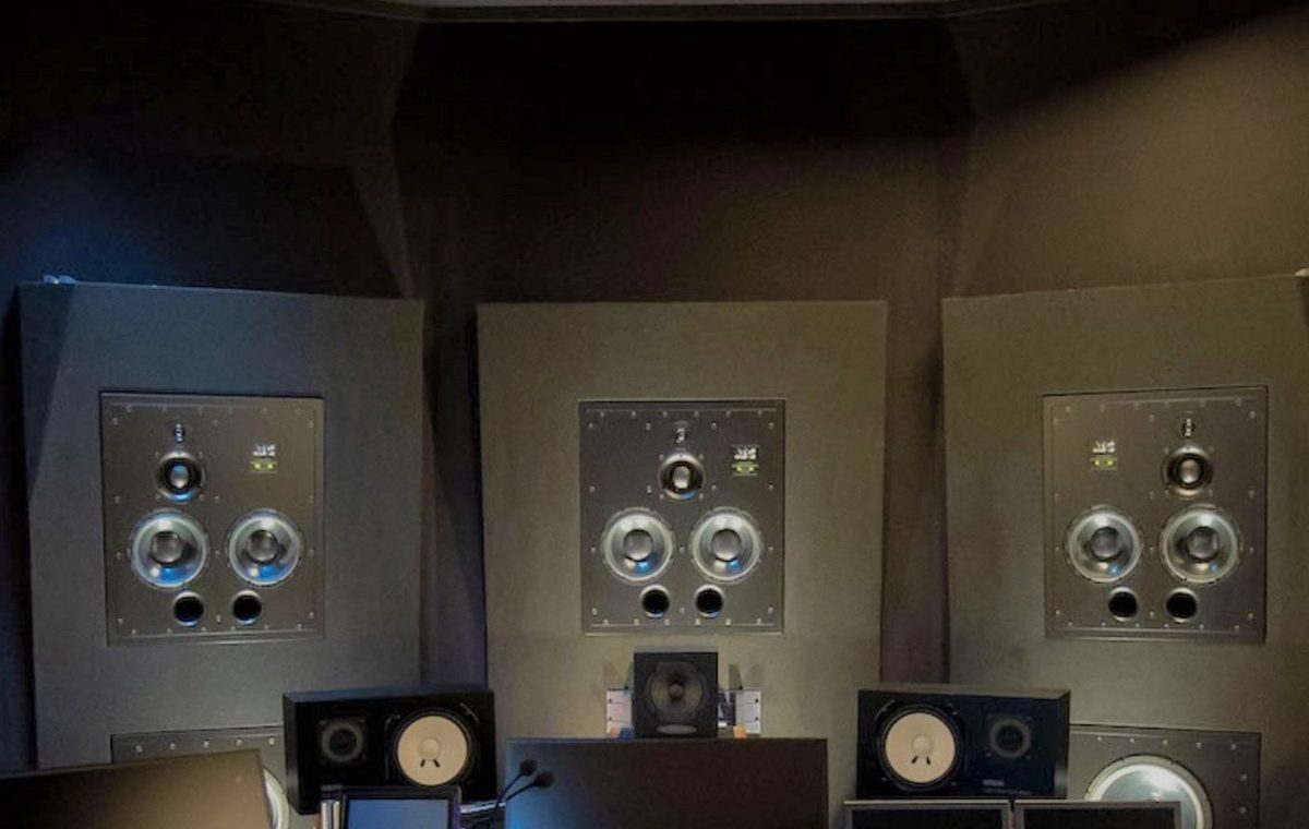 Régie de mixage symétrique, enceintes principales encastrées et position d'écoute centrée