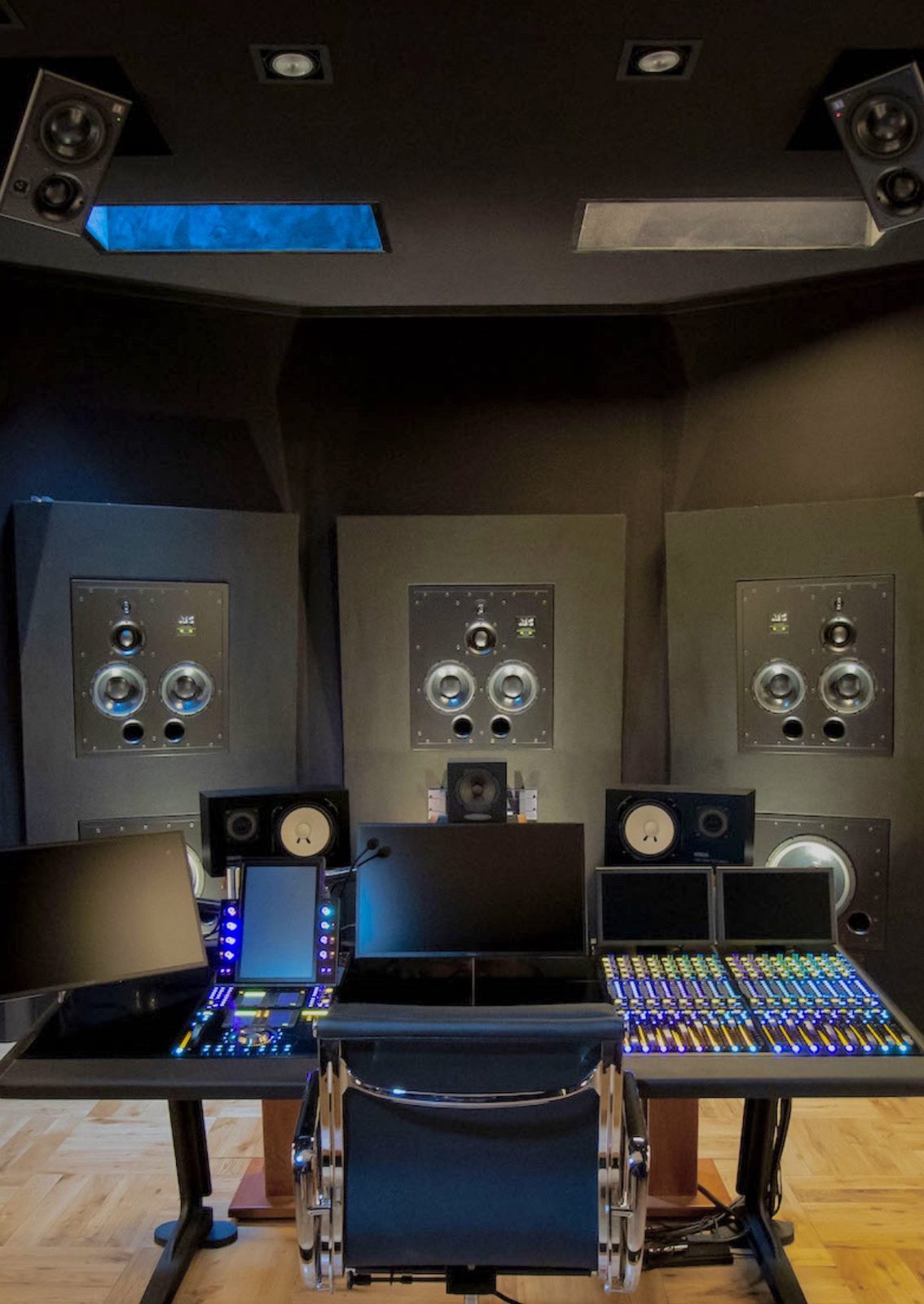Régie de mixage à Paris, trois enceintes principales encastrées, enceintes de plafond et console de mixage
