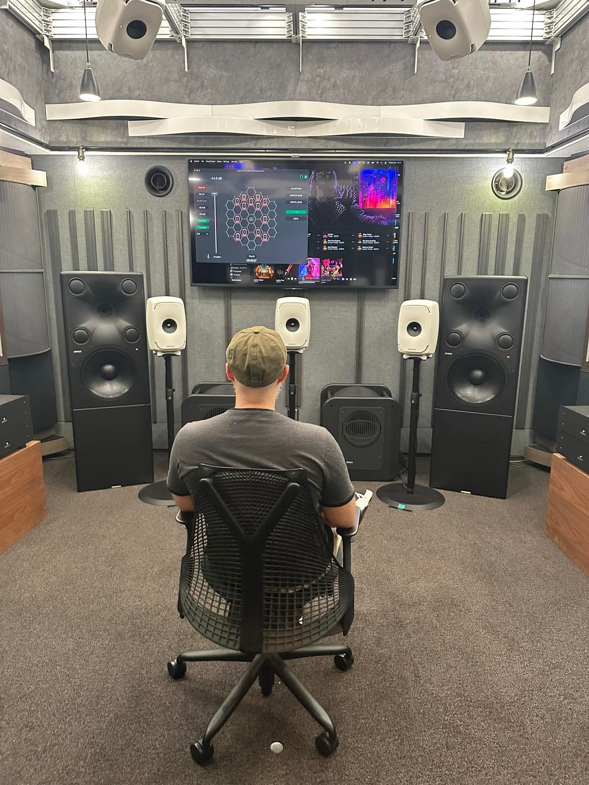 Salle de mixage immersif à Tokyo, enceintes de plafond et panneaux absorbants sur les parois