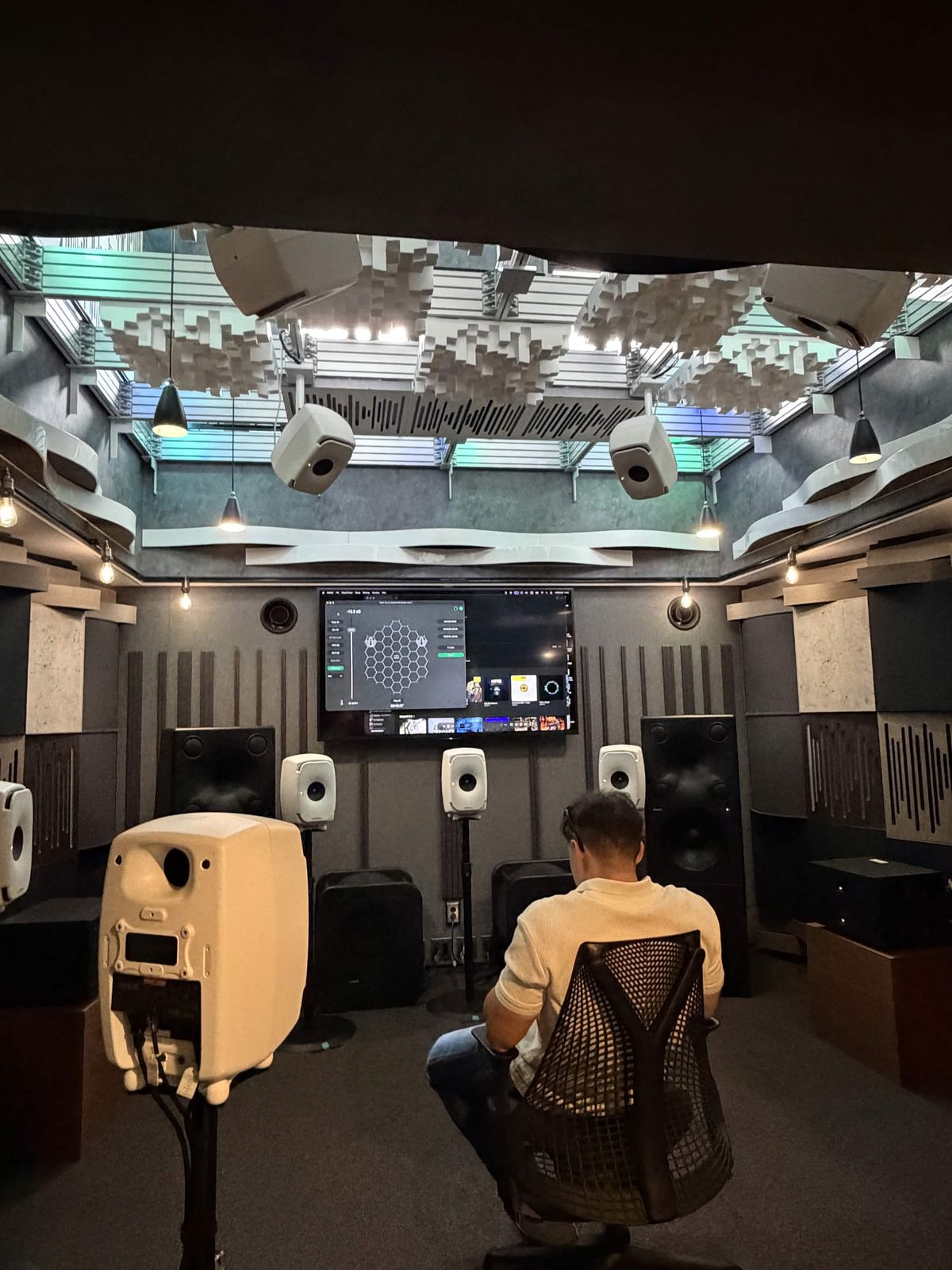 Salle de mixage immersif à Tokyo, plafond couvert de diffuseurs et enceintes suspendues