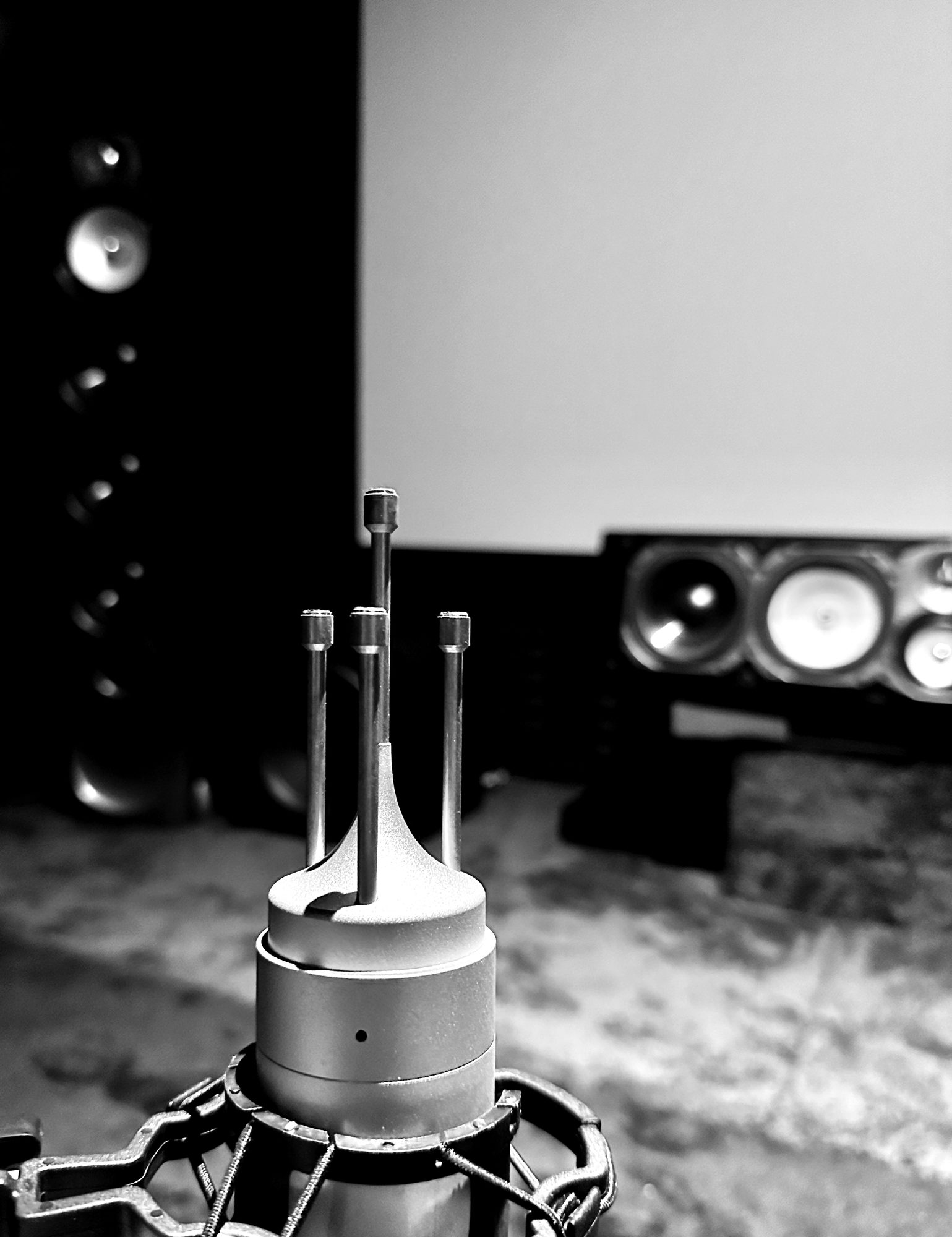 Micro de référence devant les enceintes Genelec